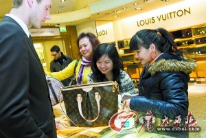 英國(guó)倫敦Harrods百貨公司，中國(guó)游客在購(gòu)買(mǎi)LV等奢侈品。（資料圖片）