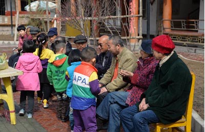 幼兒園老師和學生把“愛心蔬菜”送進陳坪養(yǎng)老院