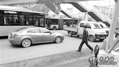 人車搶道，亂作一團(tuán)