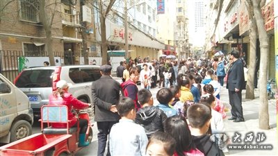 暢家巷：單側停滿車輛 路面擁堵不堪