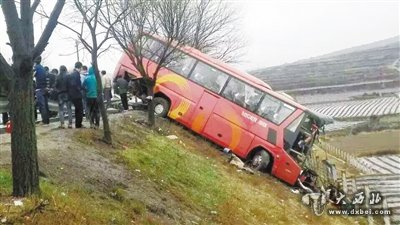 310國道通渭馬營段 大客車撞上半掛車1死3傷