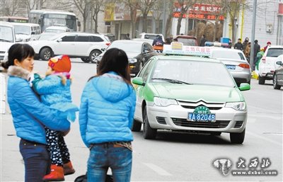 蘭州街頭，市民等待搭乘出租車