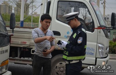 東崗交警整治事故多發(fā)路段秩序