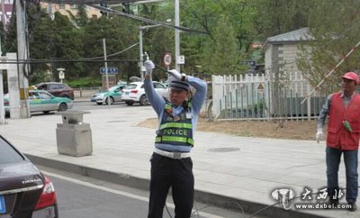 好交警托舉電纜方便車(chē)輛通行