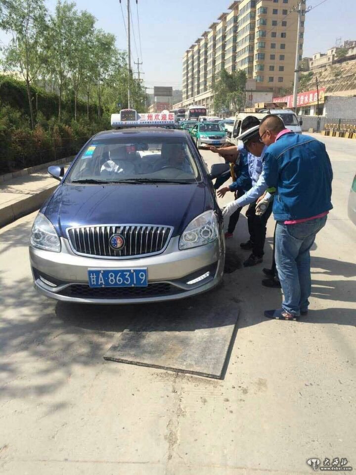 新汽車南站馬路“張嘴咬車”警民合力抬車“填嘴”