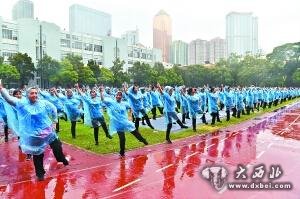 廣州大媽雨中起舞