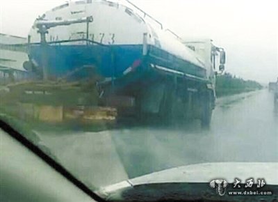 下雨天照常灑水蘭州灑水車就這么“任性”！