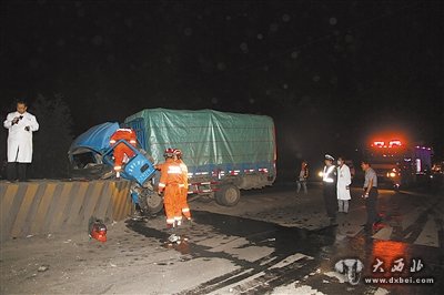 夜間亂用燈光 貨車(chē)撞上鐵路橋墩