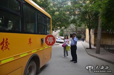 東崗交警開展校車交通安全排查整治