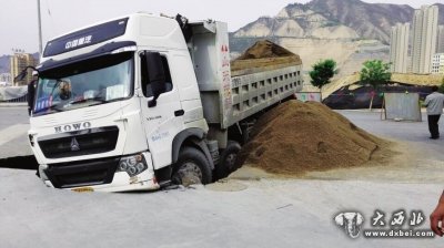 九州路面突然塌陷大卡車失足墜坑中