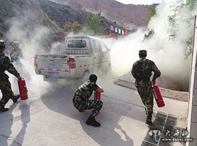 貨車油箱突然起火武警官兵排除險情