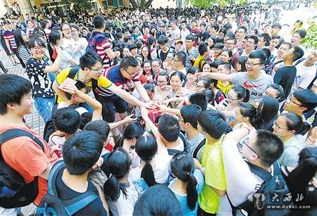 班主任連跑3家銀行換零錢 給高考生送祝福紅包