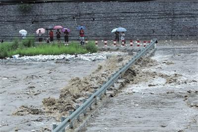 暴雨中的北京：4年前洪水肆虐處如今井然有序