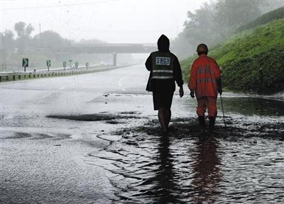 暴雨中的北京：4年前洪水肆虐處如今井然有序