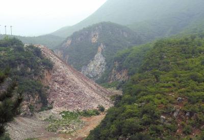 北京房山河北鎮(zhèn)景區(qū)邊堆出“垃圾山”  