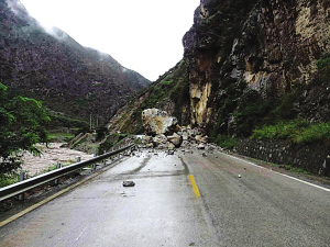 隴西游客自駕游九寨溝歸途遭遇山體滑坡