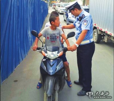 12歲哥哥騎摩托車帶著8歲弟弟去兜風(fēng)