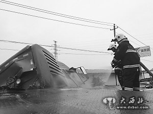 半掛車失控沖下路基 燃料箱破裂天然氣泄漏