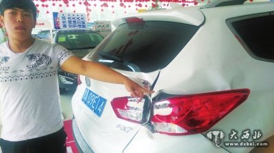 嶄新的車去4S店貼膜“嗵”一聲竟被員工撞壞