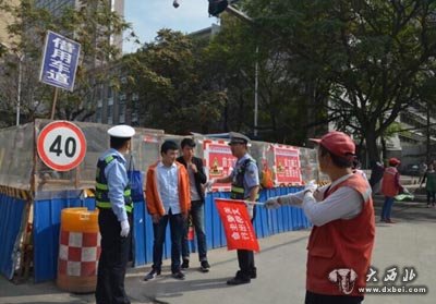 東崗交警專項(xiàng)整治人車搶道現(xiàn)象