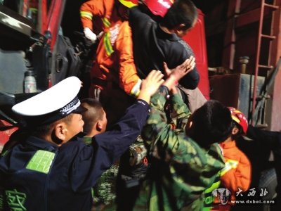 工程車突然剎車失靈司機(jī)為免傷人撞前車