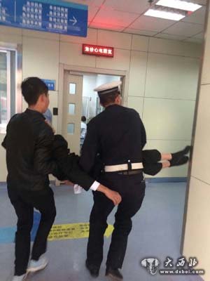 學(xué)生昏迷不省人事 交警“飛車”相送入院