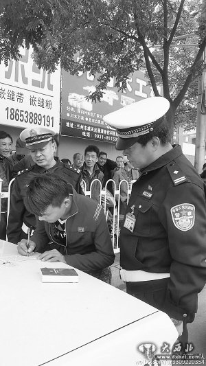 東崗交警大隊(duì)加強(qiáng)天水北路行人亂過馬路違法行為管理