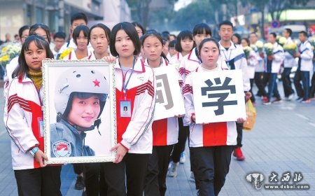 2016年11月14日，余旭就讀過的崇州市崇慶中學(xué)的同學(xué)來到市政廣場追思校友。