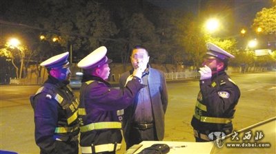 交警進(jìn)行酒精呼吸測(cè)試