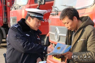 東崗交警深入物流園開展機(jī)動車限行宣傳