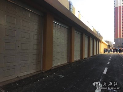 物業(yè)占用消防通道建商鋪修車庫，住戶質(zhì)疑：明明是違建為何不見拆