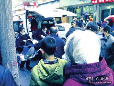 婦女暈倒街頭女士毫不猶豫給她做起心肺復(fù)蘇、人工呼吸