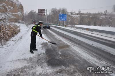 臨洮交警力保雪天道路交通安全