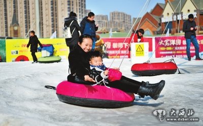 市民帶著孩子在甘肅國際會展中心滑雪場體驗滑雪的樂趣