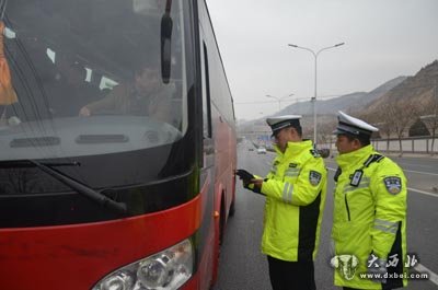 東崗交警開展節(jié)后返程高峰交通安全大檢查