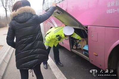 東崗交警開展節(jié)后返程高峰交通安全大檢查