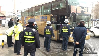 東崗交警聯(lián)合運政部門開展道路交通安全檢查