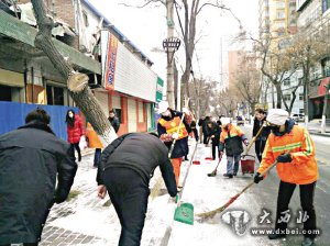 西固區(qū)932名環(huán)衛(wèi)工人上街掃雪