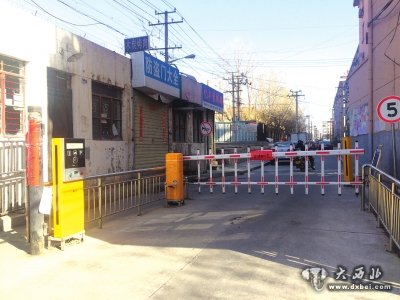 兩個小區(qū)一個門進出要交過路費