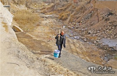 家中自來(lái)水停供8年 500村民排洪溝里挑水吃