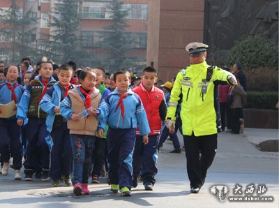 蘭州交警開展新學(xué)期校園交通安全教育