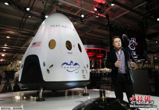 資料圖：SpaceX公司首席執(zhí)行官在介紹“龍”載人飛船。