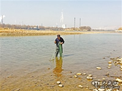 猖狂！ 兩男子黃河里劃船撒網(wǎng)捕魚