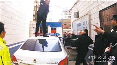 醉駕男子“耍威風(fēng)” 爆粗口 踩警車 打協(xié)警