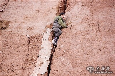 三小孩山上玩耍 一人失足滑落卡在半山腰