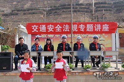 東崗交警進(jìn)校園宣講交通安全