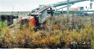 雨天路滑，大貨車側(cè)翻高速路 司機(jī)抽煙壓驚再報(bào)警