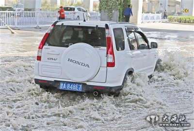 小西湖立交橋下污水橫流