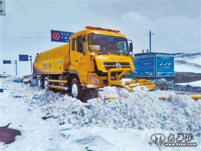 阿克塞持續(xù)降雪 250多輛車被困當(dāng)金山