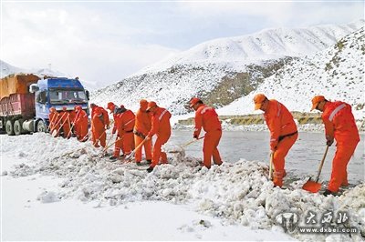 疏通4小時后，當金山路段再次被冰雪封堵